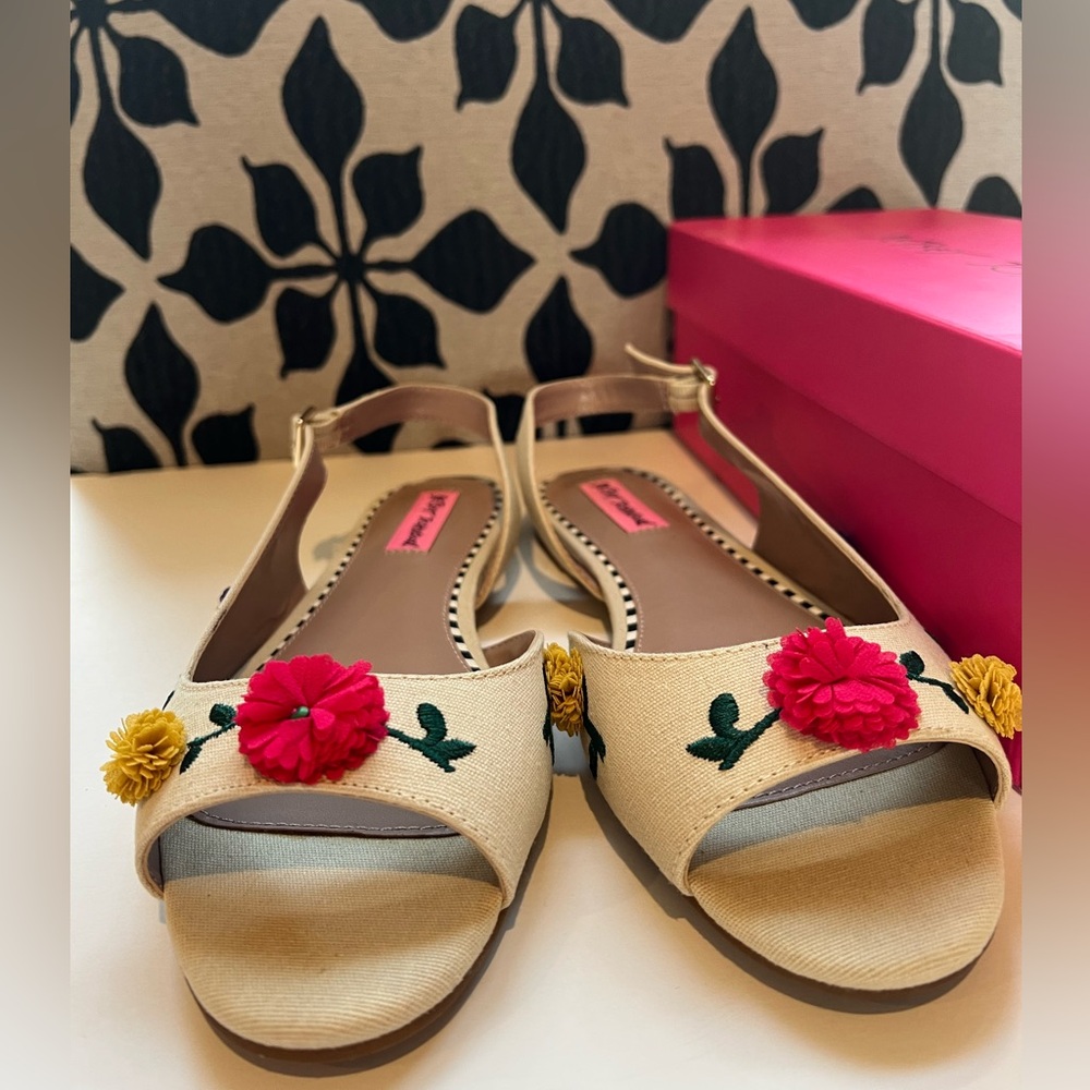 NEW & RARE Betsey Johnson Eyrica Natural Canvas Floral Garden Party Flat Shoe - Picture 5 of 12